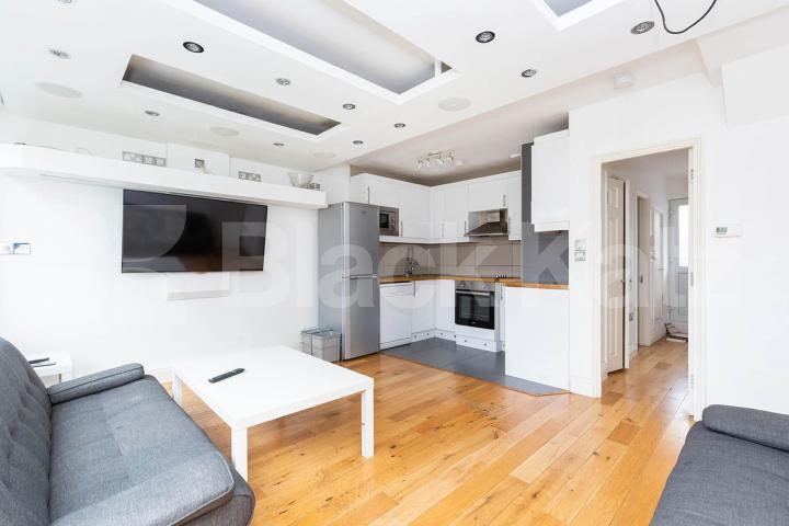 Split level 4 bedroom 2 bedroom property located in Hoxton Weymouth Terrace , Hoxton